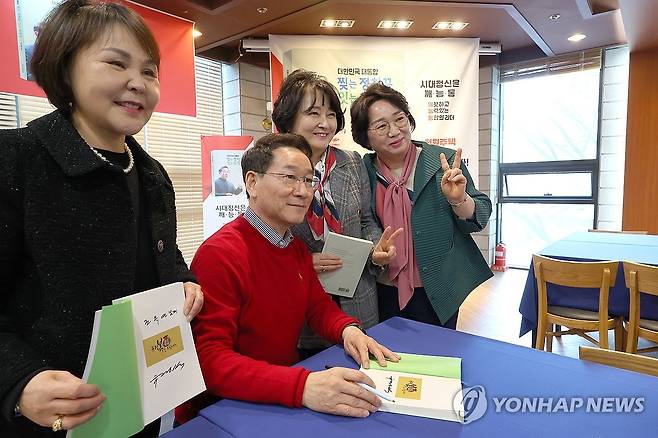 지지자들과 기념 촬영하는 유정복 시장 (인천=연합뉴스) 임순석 기자 = 유정복 인천시장이 15일 인천 남동구 샤펠드미앙에서 열린 '대한민국 대통합, 찢는 정치꾼, 잇는 유정복' 출판기념회에서 지지자들과 기념 촬영하고 있다. 2025.3.15 soonseok02@yna.co.kr