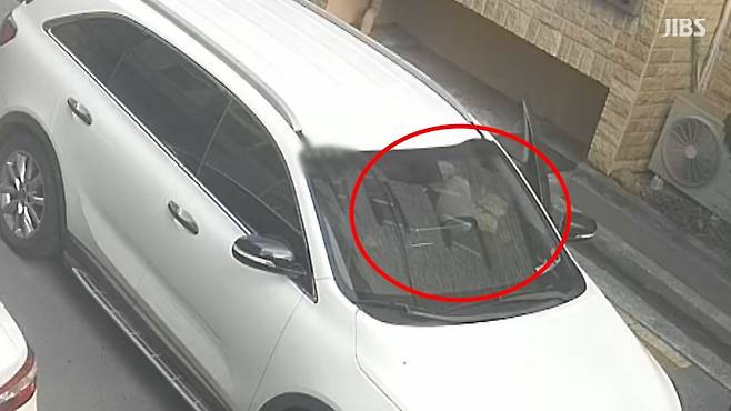 지난 6일 오후 제주시 연동의 한 골목길에 음식물 쓰레기를 투기하는 차량 운전자 (사진, 시청자 제공)