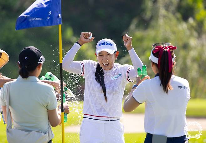 박보겸(가운데)이 KLPGA 투어 블루캐니언 레이디스 챔피언십에서 우승을 확정한 뒤 동료들에게 축하 물세례를 받고 있다. KLPGA