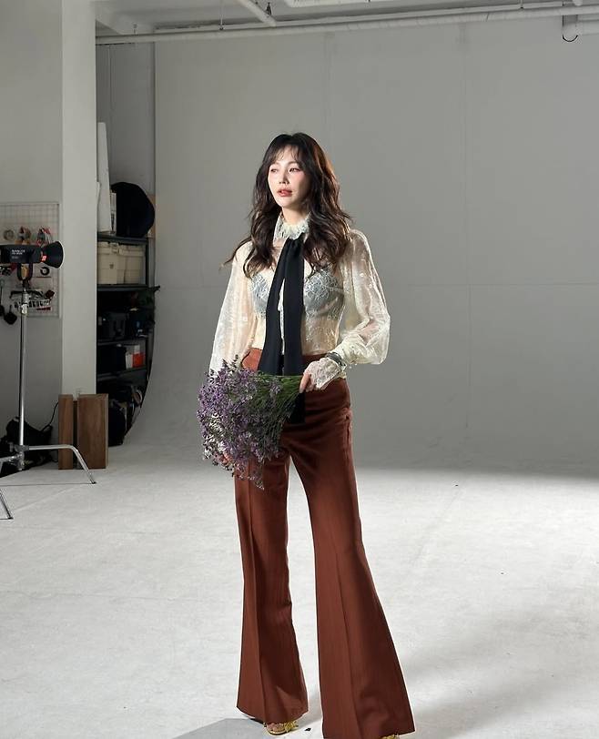 안혜경은 브라운 부츠컷 팬츠에 레이스 블라우스를 매치해 세련된 빈티지 스타일을 선보였다.사진=안혜경 SNS