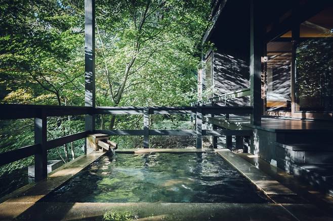 해발 1000m의 일본 남부 세계지질공원인 아소쿠주 국립공원에 위치한 호시노 리조트 카이 아소 온천 료칸. 2만7000m²의 부지에 독채로된 12개의 객실만 있다. /사진=호시노 리조트 그룹 홈페이지