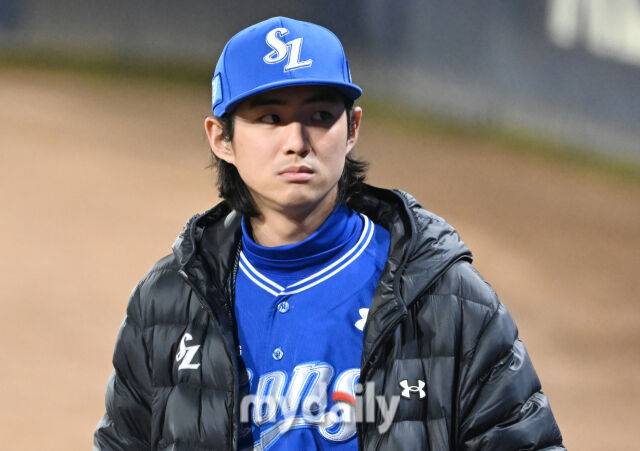 28일 오후 광주광역시 임동 광주기아챔피언스필드에서 진행된 '2024 프로야구 KBO리그 포스트시즌' 한국시리즈 5차전 KIA타이거즈와 삼성라이온즈의 경기. 삼성 구자욱이 경기를 준비하고 있다./광주=송일섭 기자 andlyu@mydaily.co.kr