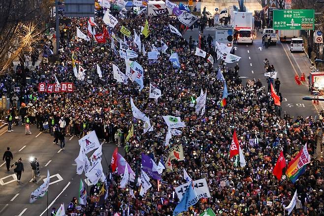 지난 15일 서울 종로구 광화문 동십자각 앞에서 윤석열 즉각퇴진·사회대개혁 비상행동 주최 15차 범시민 대행진에 참가했던 시민들이 안국역 방향으로 행진하고 있다. ⓒ연합뉴스