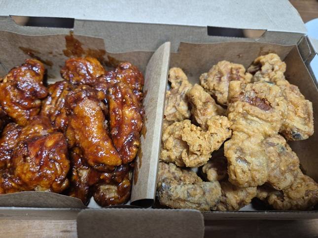 교촌치킨의 신메뉴인 후라이드·양념 반반./사진=김아름 기자 armijjang@