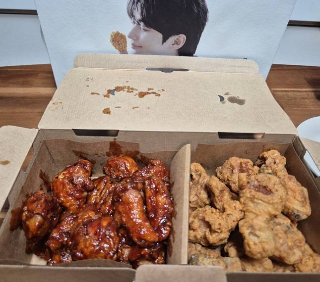 교촌치킨의 신메뉴 교촌후라이드와 교촌양념치킨./사진=김아름 기자 armijjang@