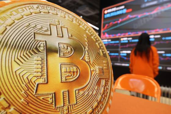 비트코인 자료사진. 지난달 3일 서울 서초구 빗썸라운지 강남점 모습 〈사진=연합뉴스〉