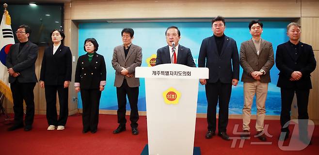 국민의힘 소속 (왼쪽부터) 이남근·강하영·원화자·고태민·이정엽·강충룡·강경문·양용만 제주도의회 의원이 17일 오전 제주도의회 도민카페에서 기자회견을 하고 있다.(제주도의회 제공, 재판매 및 DB 금지)