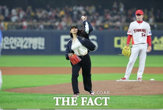 KIA의 열렬한 팬인 배우 박신혜는 올해 KIA 개막전에도 시구자로 초청받았다. '랜디 신혜'라는 별명을 듣고 있다. 사진은 지난해 한국시리즈 5차전 시구 장면./뉴시스