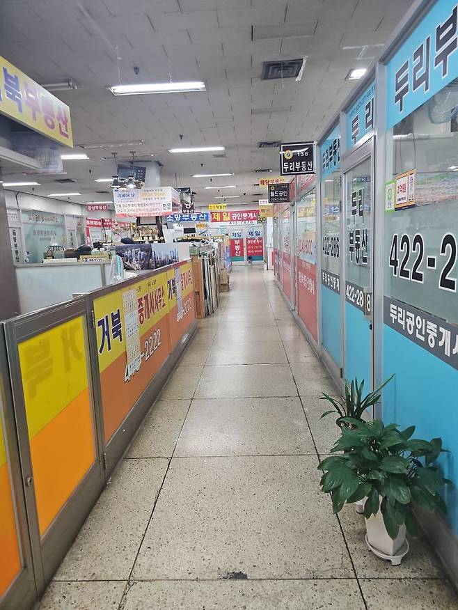 14일 잠실중앙상가에 밀집한 공인중개사의 모습. 대부분 문을 닫은 상황이다. 오픈된 공간에서 영업하는 공인중개사의 경우에도 자리를 지키고 있는 이가 없었다. 오유교 기자.