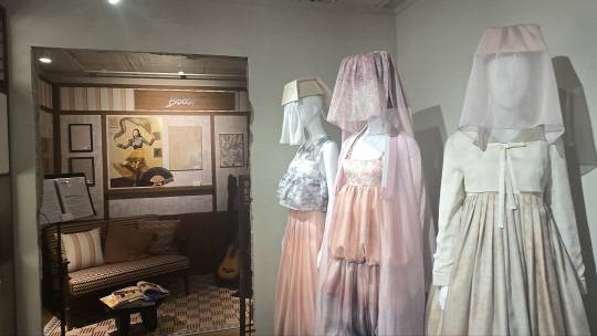 LX하우시스가 서울 북촌 위크앨리에 연 체험형 팝업 전시관 '트렌드십 2025'의 1층에 전시된 세 벌의 한복형 의녀 드레스.