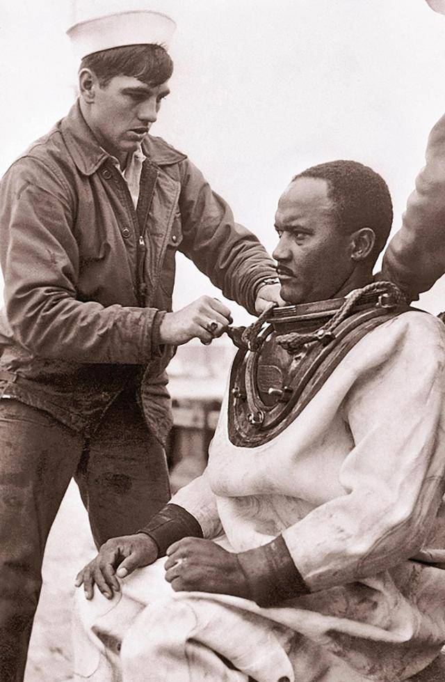 미 해군 역사상 최초의 아프리카계 미국인 마스터 다이버로 1966년 유실된 지중해 핵탄두 수거에 결정적으로 기여한 칼 브레셔. usni.org