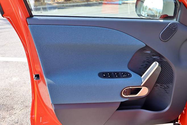 더 뉴 올-일렉트릭 MINI 에이스맨 도어트림 / 출처=IT동아