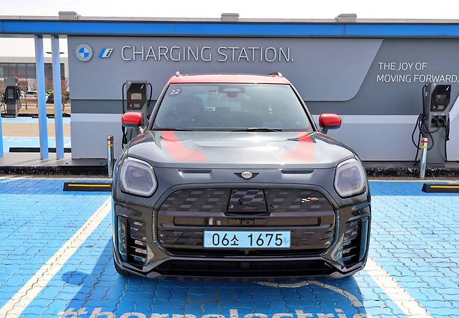 더 뉴 올-일렉트릭 MINI 컨트리맨 SE ALL4 JCW / 출처=IT동아