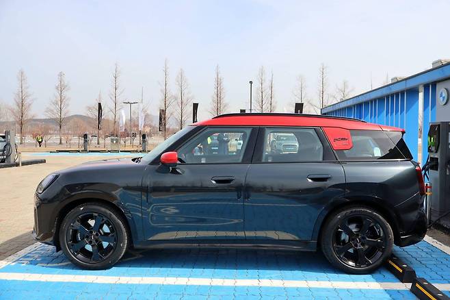 더 뉴 올-일렉트릭 MINI 컨트리맨 SE ALL4 JCW 측면부 / 출처=IT동아