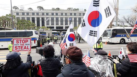 16일 서울 종로구 헌법재판소 앞에서 윤석열 대통령 지지자들이 탄핵 반대 농성을 이어가고 있다. 뉴스1