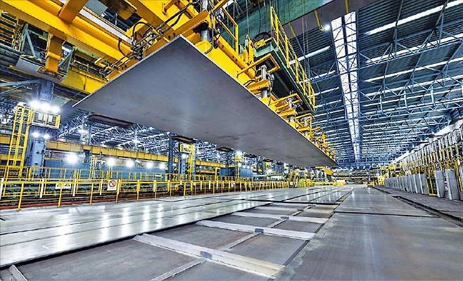 포스코의 전남 광양제철소에서 생산된 고망간강이 이송되고 있다. /포스코 제공