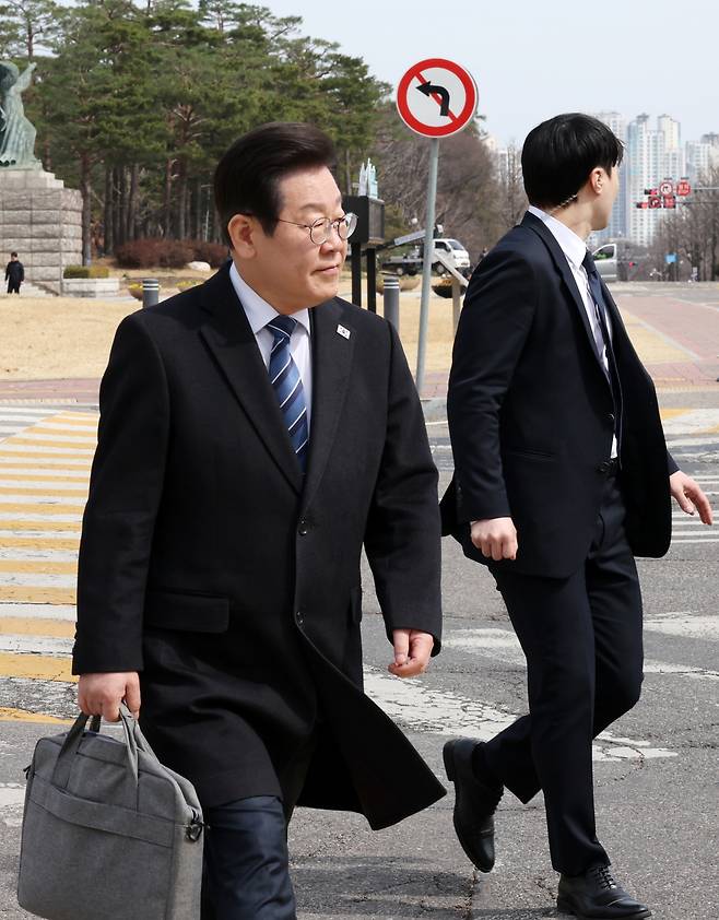 암살 위협설이 제기된 이재명 더불어민주당 대표가 17일 서울 여의도 국회에서 최고위원회의와 비상의원총회에 참석한 뒤 경호원의 보호를 받으며 이동하고 있다. 뉴시스