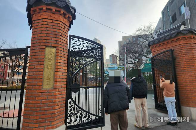 13일 오전 서울 종로구 헌법재판소 인근 교동초등학교 앞에서 자녀를 등교시킨 후 학부모들이 서있다. 이영기 기자.