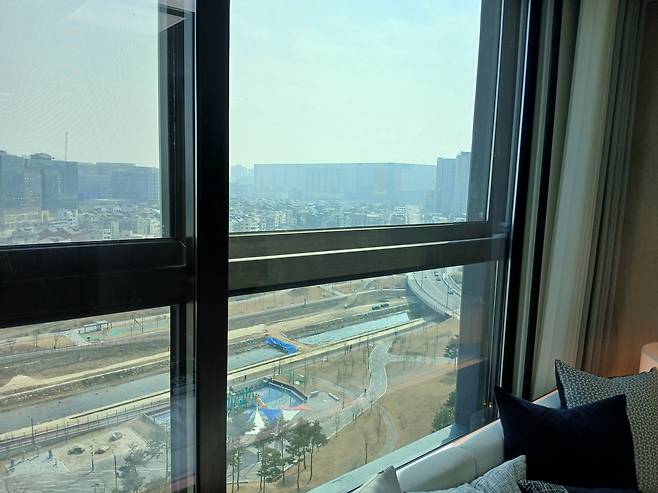 고덕 유보라 더 크레스트의 한 호수에서는 삼성전자 평택캠퍼스가 보인다. 김희량 기자