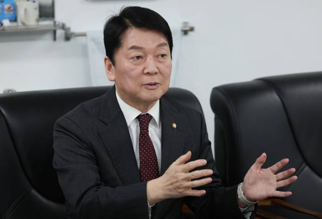 ▲국민의힘 안철수 의원이 12일 대구 중구 계명대학교 대구동산병원을 방문해 정우진 병원장과 대화를 나누고 있다. ⓒ연합뉴스