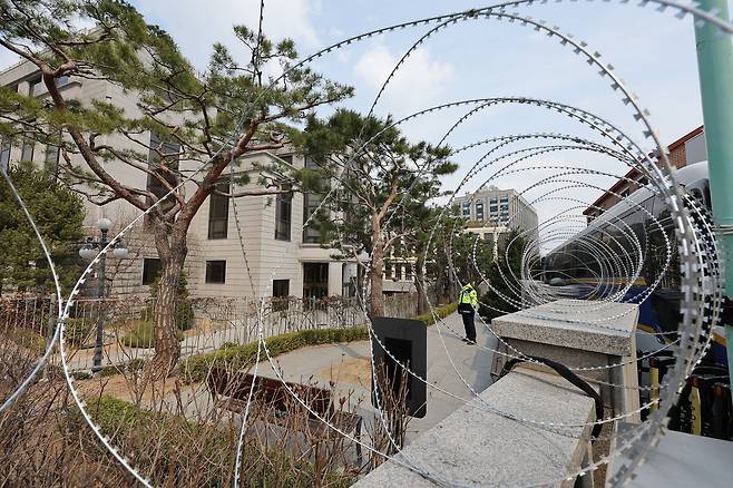 헌법재판소의 윤석열 대통령 탄핵 심판 선고가 임박한 가운데 지난 16일 서울 종로구 헌법재판소 울타리에 철조망이 설치되어 있다. 연합뉴스
