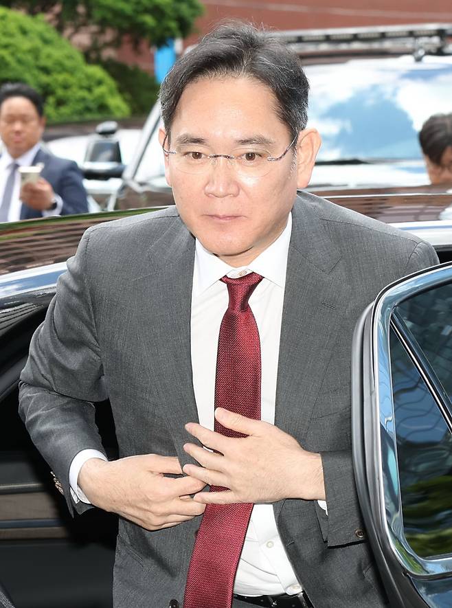 이재용 삼성전자 회장이 지난해 빈 자이드 알 나하얀 아랍에미리트 대통령과의 간담회에 참석하기 위해 차에서 내리고 있다. 세계일보 자료사진