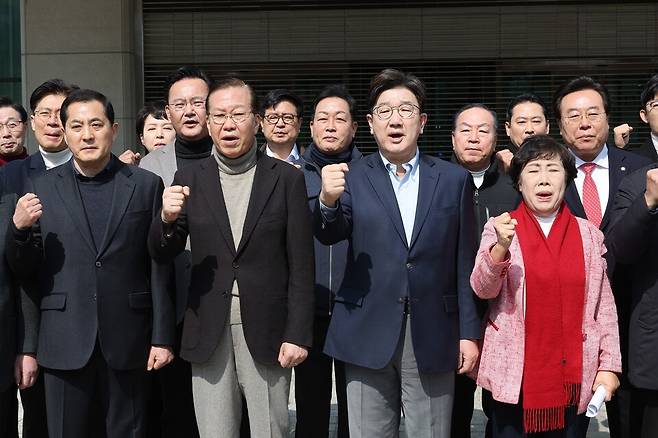 국민의힘 권영세 비상대책위원장과 권성동 원내대표 등 의원들이 8일 서울 대검찰청 앞에서 비상의원총회를 열고 윤석열 대통령의 석방을 촉구하고 있다. ⓒ연합뉴스