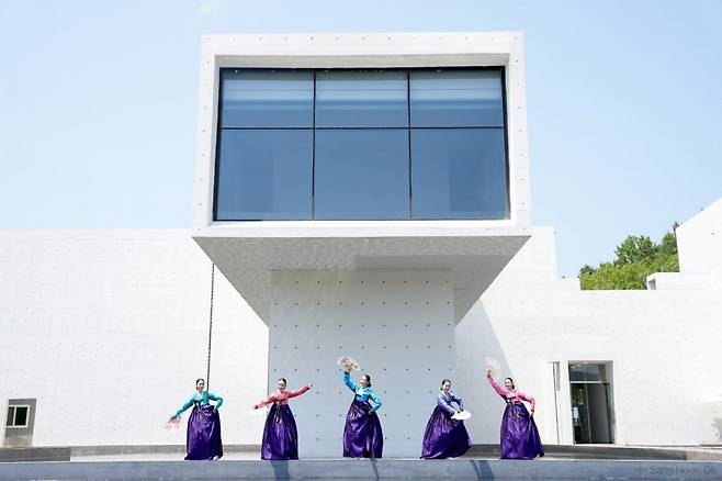 ‘2024년 강소형 잠재관광지’로 선정된 시립김병종미술관에서 남원국립민속국악원 소속 예술인들이 멋진 야외 공연을 하고 있다. . 디지털 관광주민증 프로젝트를 활용해 로컬 아트투어 등의 관광상품을 개발해 방문객이 2배 이상 늘었다 사진제공 |남원국립민속국악원