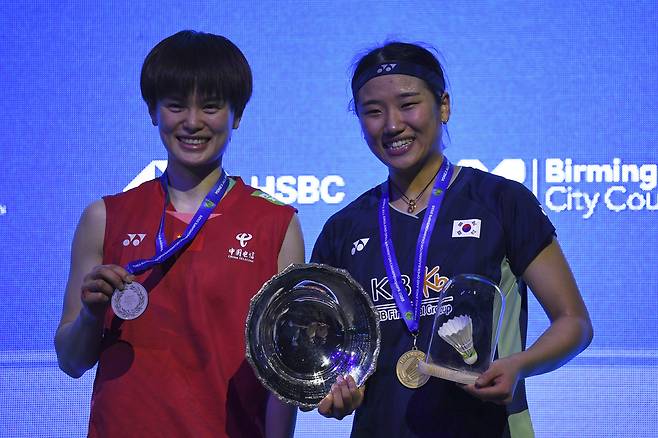 안세영이 17일 영국 버밍엄에서 열린 2025 세계배드민턴연맹(BWF) 전영오픈 여자단식 결승전에서 우승한 뒤 열린 시상식에서 왕즈이와 포즈를 취하고 있다. 버밍엄 | AP연합뉴스