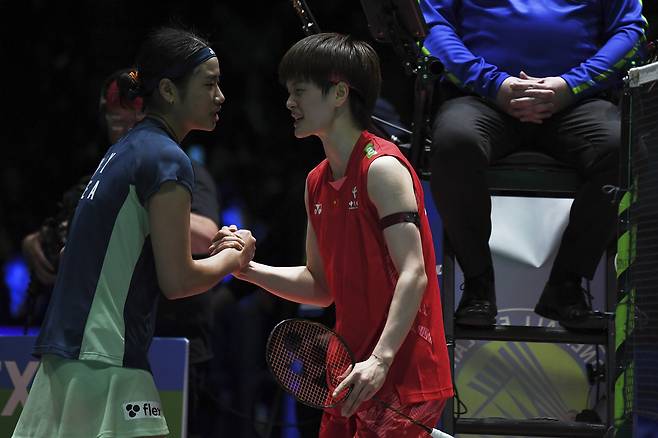안세영이 17일 전영오픈 여자단식 결승에서 왕즈이를 꺾은 뒤 악수를 나누고 있다. AP연합뉴스