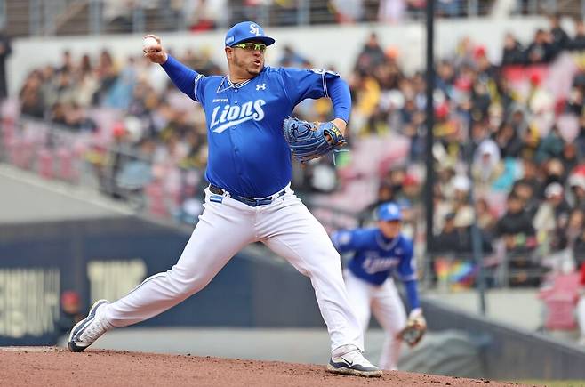 ▲ 시범경기 성적이 다소 저조하기는 했지만 2년간 경험을 바탕으로 삼성 마운드를 이끌어 줄 것이라 기대를 모으는 아리엘 후라도 ⓒ삼성라이온즈