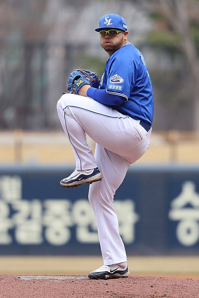 ▲ 후라도는 16일 KIA와 시범경기에서 82구를 던지며 정상적인 투구 수 빌드업을 완료했고, 쌀쌀한 날씨에도 최고 구속 148km를 기록하며 몸 상태에는 큰 이상이 없음을 드러냈다 ⓒ삼성라이온즈