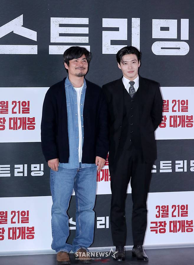 조장호 감독, 배우 강하늘이 17일 오후 서울 송파구 롯데월드타워 롯데시네마에서 진행된 영화 '스트리밍' 언론시사회 및 기자간담회에 참석해 포즈를 취하고 있다. '스트리밍'은 구독자 수 1위의 범죄 채널 스트리머 우상이 풀리지 않던 연쇄살인사건의 단서를 발견하고 범인을 추적하는 과정을 실시간으로 방송하며 벌어지는 이야기를 그린 스릴러 영화다. 오는 21일 개봉. 2025.03.17 /사진=김창현 chmt@