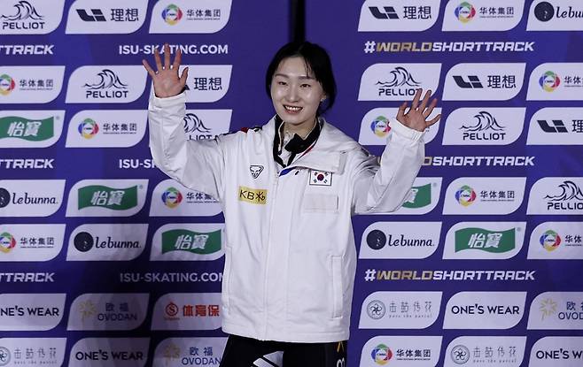 한국 여자 쇼트트랙 국가대표 최민정이 16일 중국 베이징에서 열린 2025 ISU 쇼트트랙 세계선수권대회 여자 1500m 결승에서 우승한 뒤 시상식에서 기념촬영하고 있다. REUTERS/연합뉴스