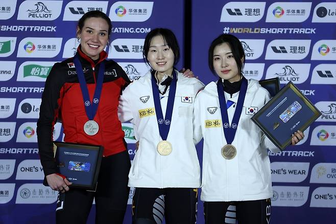 한국 여자 쇼트트랙 국가대표 최민정이 16일 중국 베이징에서 열린 2025 ISU 쇼트트랙 세계선수권대회 여자 1500m 결승에서 우승한 뒤 시상식에서 동메달을 딴 김길리(오른쪽) 등과 기념촬영하고 있다. EPA/연합뉴스