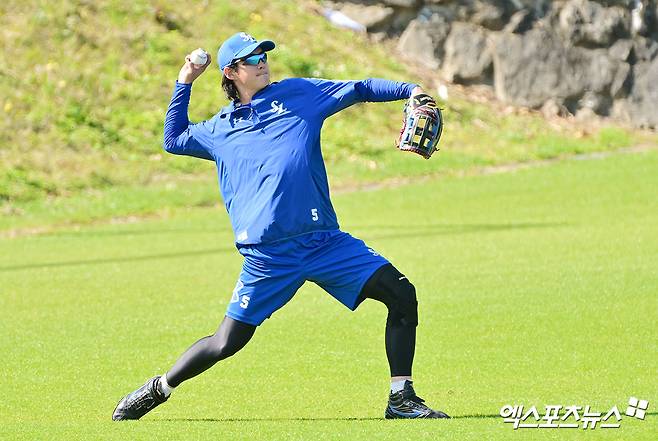 1일 오후 일본 오키나와 온나손 구장에서 열리는 LG 트윈스와 삼성 라이온즈의 연습경기, 삼성 구자욱이 캐치볼을 하고 있다. 엑스포츠뉴스 DB