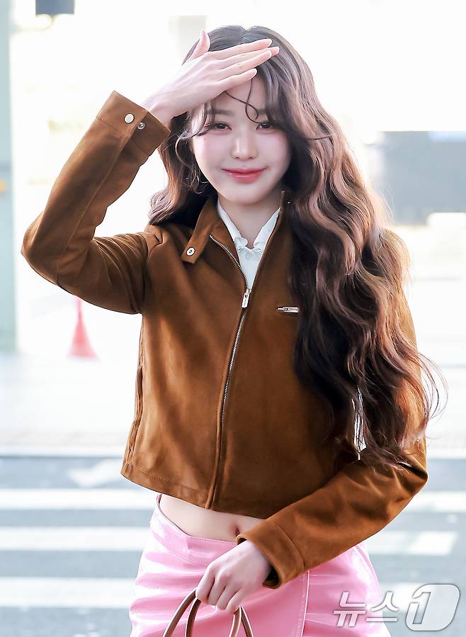 아이브 장원영이 10일 오전 패션쇼 참석 차 인천국제공항 제2터미널을 통해 프랑스 파리로 출국하고 있다. 2025.3.10/뉴스1 ⓒ News1 김진환 기자