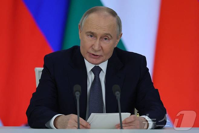 블라디미르 푸틴 러시아 대통령이 17일(현지시간) 모스크바 크렘린 궁에서 에모말리 라흐몬 타지키스탄 대통령과 회담을 마친 뒤 기자회견을 하고 있다. 2025.03.18 ⓒ AFP=뉴스1 ⓒ News1 우동명 기자