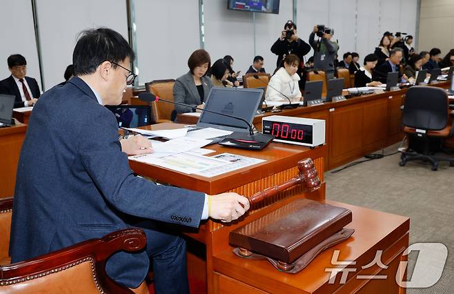 18일 서울 여의도 국회에서 열린 제423회국회(임시회) 보건복지위원회 제1차 전체회의에서 박주민 위원장이 의사 정원을 정부 직속 의료인력수급추계위원회에서 심의하는 내용의 보건의료기본법 일부개정법률안을 상정하고 있다. 2025.3.18/뉴스1 ⓒ News1 안은나 기자