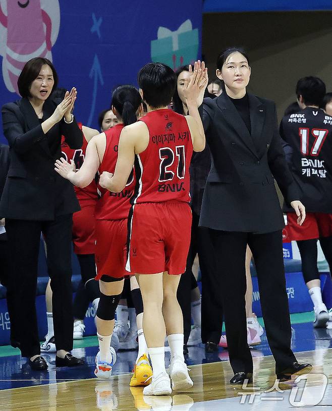 18일 오후 충남 아산 이순신체육관에서 열린 '하나은행 2024-2025 여자프로농구' 플레이오프 챔피언결정전 2차전 아산 우리은행과 부산 BNK의 경기에서 BNK 박정은 감독과 이이지마 사키가 하이파이브를 하고 있다. 이번 경기에서 BNK가 55대49로 승리했다. 2025.3.18/뉴스1 ⓒ News1 박세연 기자