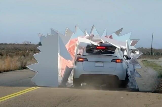 충돌로 생긴 구멍이 가짜라는 의혹도 나왔다. (출처=마크 로버 유튜브 캡쳐)