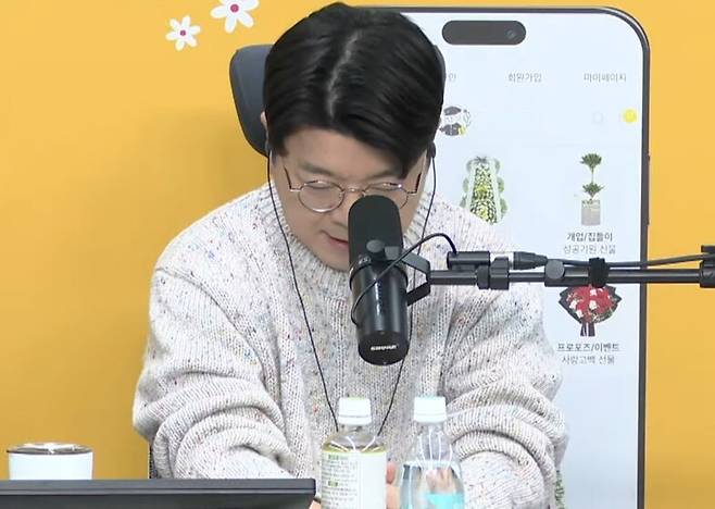 18일 유튜브 방송 ‘매불쇼’에서 진행자 최욱이 문화평론가 김갑수씨 발언과 관련해 사과하고 있다. 유튜브 갈무리