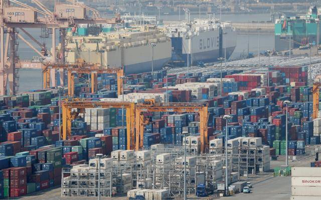 14일 경기 평택시 포승읍 평택항 수출 야적장에 컨테이너들이 쌓여 있다. 뉴스1