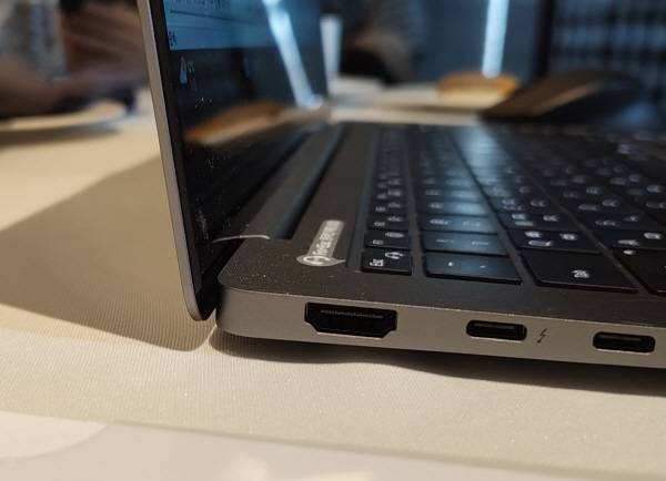 갤럭시 북5 프로(Pro) 좌측 측면. HDMI 포트 한 개, C-타입 포트가 2개 있다. 우측에는 A-타입, 유선이어폰 포트도 있다. 정옥재 기자