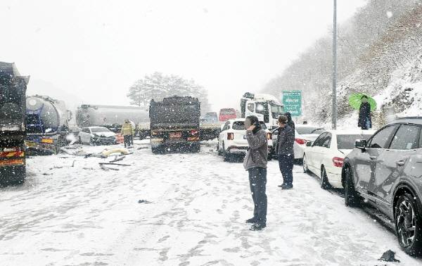 18일 오전 전남 보성군 남해고속도로 초암산터널 인근에서 다중 추돌 사고가 발생해 사고 차량이 멈춰서 있다. 전남소방본부 제공