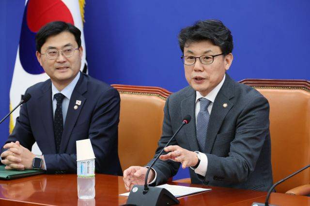 진성준(오른쪽) 더불어민주당 정책위의장이 지난 6일 국회에서 열린 정책위 기자간담회에서 발언하고 있다. 뉴시스