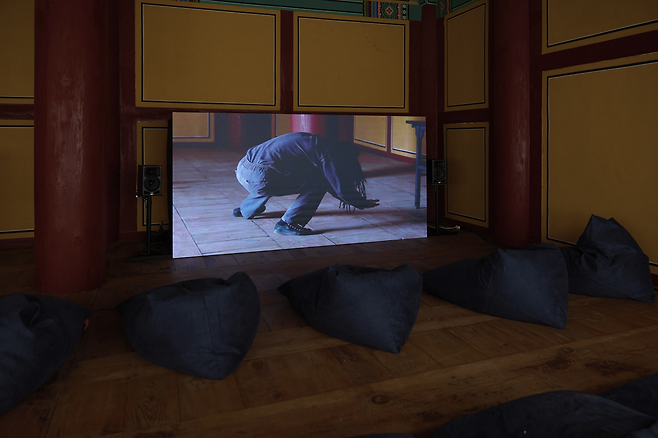 강릉 대도호부 관아 내 중대청에 설치된 홍이현숙의 ‘지금 당신이 만지는 것’.