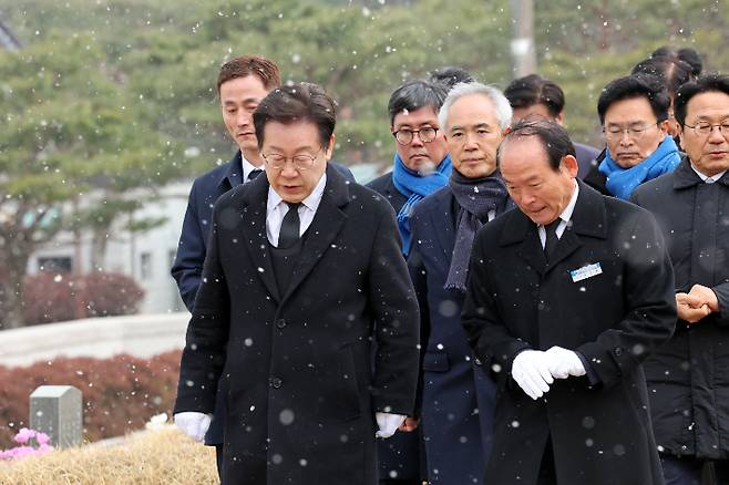 18일 오전 광주 북구 운정동 국립5·18민주묘지에서 더불어민주당 이재명 대표가 지도부와 함께 제1묘역으로 이동하고 있다. 연합뉴스