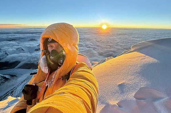 오스트리아의 원정대행사 푸르텐바하 어드벤처의 루카스 푸르텐바하 대표가 에베레스트 정상 근처에 올랐다. 사진 루카스 푸르텐바하.