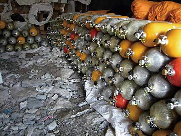 에베레스트 등반을 위해 사용될 산소통들. 사진 IMG.